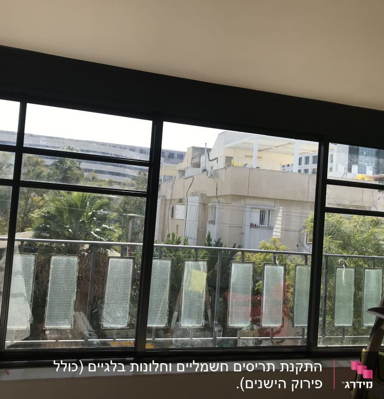 חלון אלומיניום גדול עם מסגרת שחורה